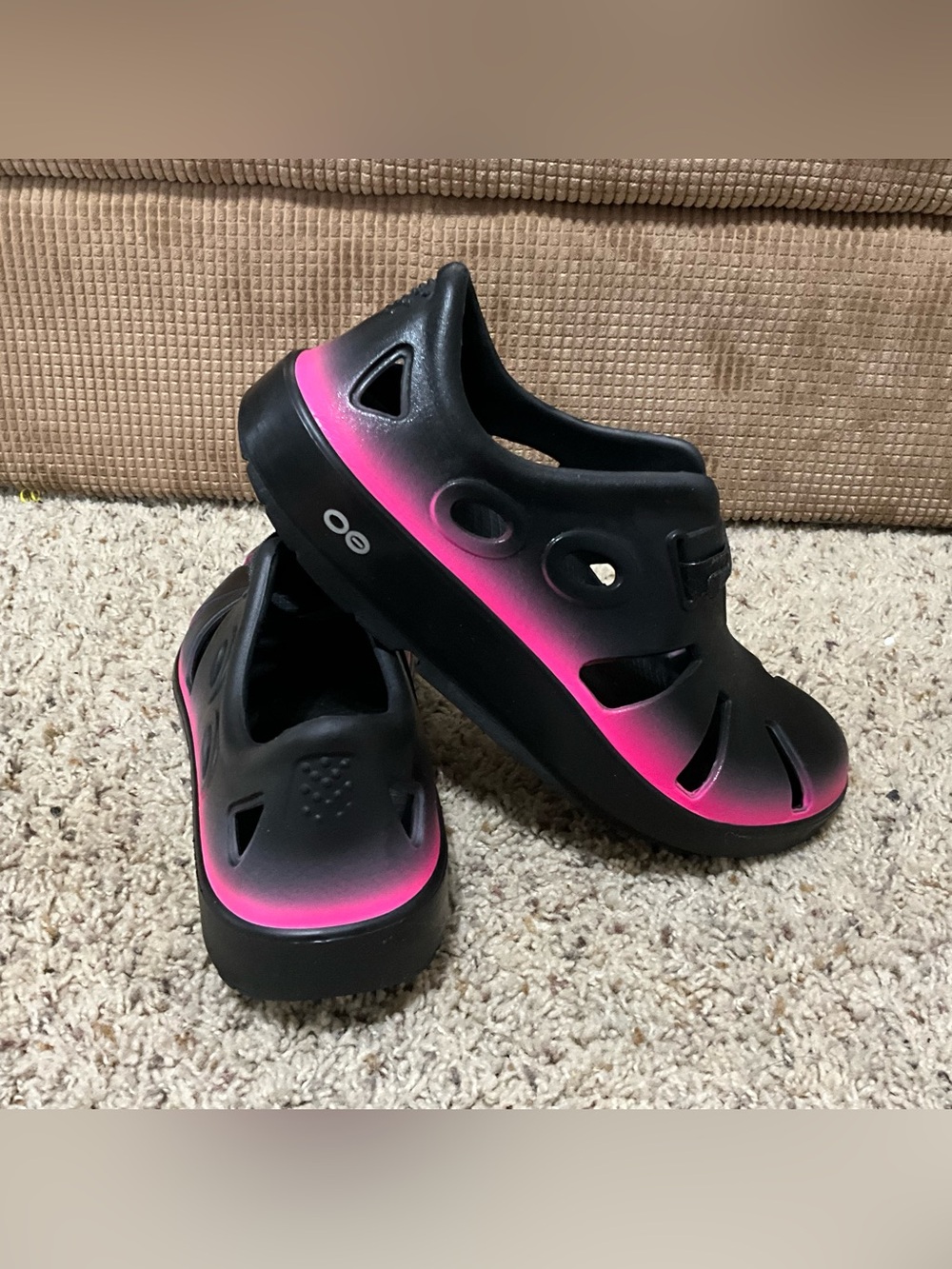 OOFOS Women's Unisex Black and Pink Gradient Recovery Clogs W9 /M 7